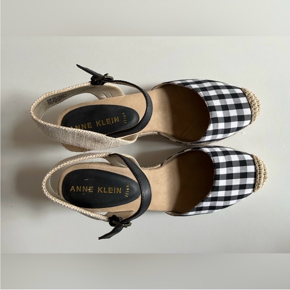ANNE KLEIN IFLEX WEDGE SANDALS WOMENS
SIZE 9M -black & white gingham check - Picture 2 of 10